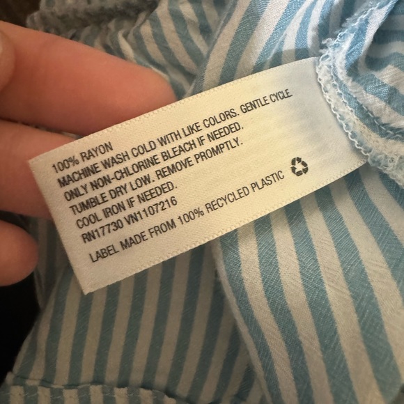 ✨5/$15 Isabel Maternity by Ingrid & Isabel Short Sleeve V-Neck Maternity Shirt M - Picture 6 of 6